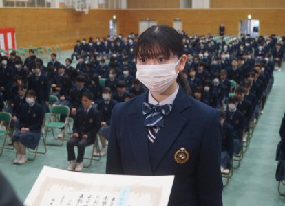 代表として表彰を受ける卒業生 (16)