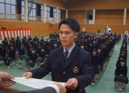 代表として表彰を受ける卒業生 (18)