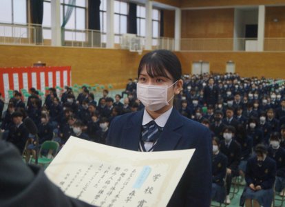代表として表彰を受ける卒業生 (2)