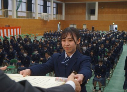 代表として表彰を受ける卒業生 (4)