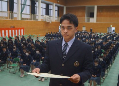 代表として表彰を受ける卒業生 (5)