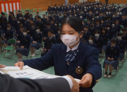 代表として表彰を受ける卒業生 (6)