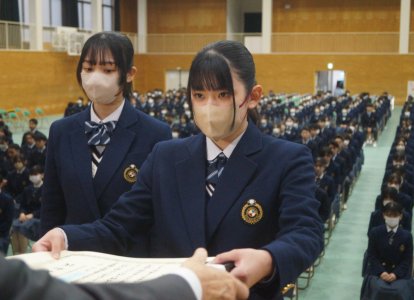 代表として表彰を受ける卒業生 (7)