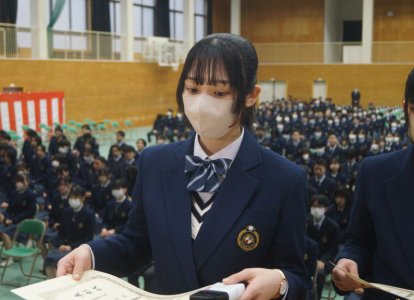 代表として表彰を受ける卒業生 (8)