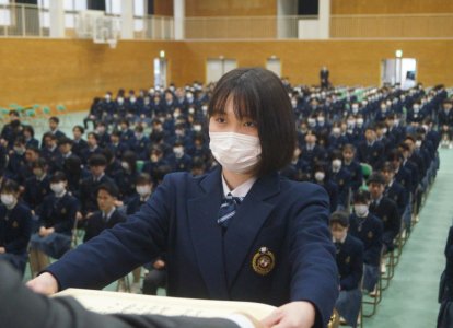 代表として表彰を受ける卒業生 (9)