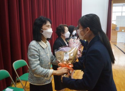 離任される先生へ花束贈呈
