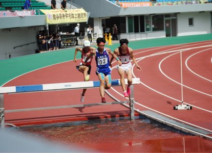 水濠を飛び越える髙尾くん