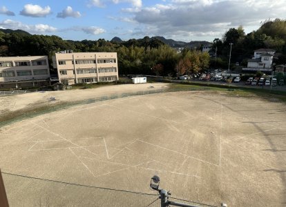 グラウンドに大きな校章①