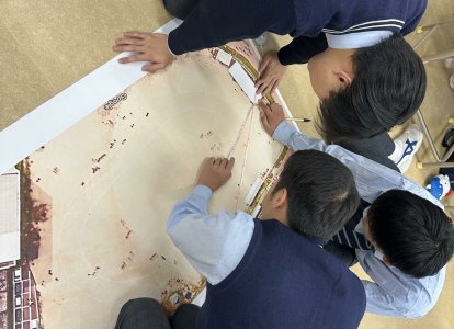 グラウンドに大きな校章⑤