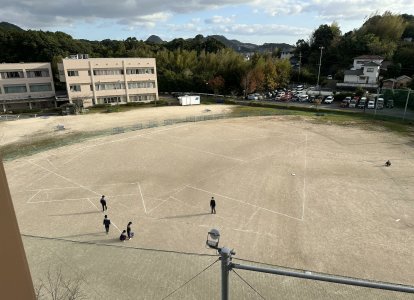 グラウンドに大きな校章②