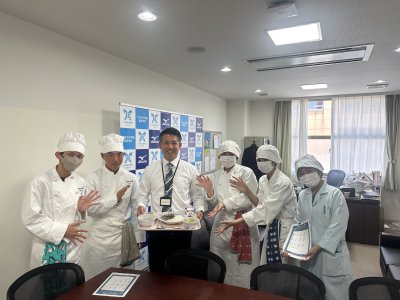 集団給食スタート！カレーいただく！