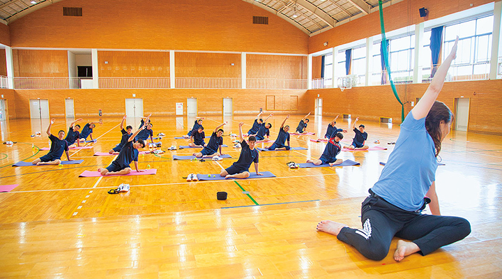 外部講師によるピラティスの授業